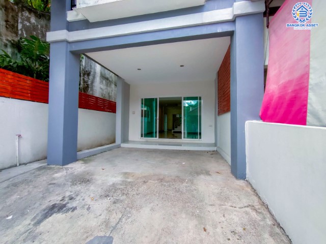 *****ทาวน์โฮมมือสองย่านกรุงเทพฯ ม.เทพประทาน สรงประภา เนื้อที่กว้างขวางถึง 25 ตร.ว. พร้อมฟังก์ชัน 4 ห้องนอน 3 ห้องน้ำ 1 ที่จอดรถ บ้านปรับปรุงใหม่ พร้อมเข้าอยู่ บนทำเลใกล้สนามบินดอนเมือง เข้าสู่ใจกลางเมืองได้อย่างสะดวกสบาย ใกล้รถไฟฟ้าสายสีแดง "สถานีดอนเมือง" และทางด่วน "ศรีสมาน"